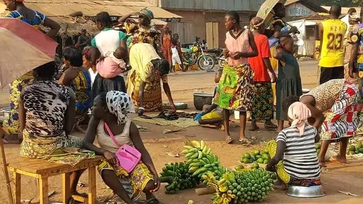 Marché de Mbaïki avec des vendeuses et des régimes de bananes