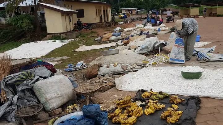 Marché de Mbaïki avec des produits agricoles étalés au sol